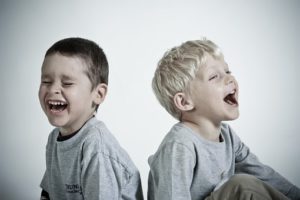 É importante saber: conflitos não pertencem ao adulto e crianças sabe, resolvê-los, partindo do choro ao riso.