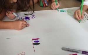 Crianças realizam desenho de imaginação