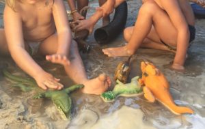 Crianças banhando-se na lama