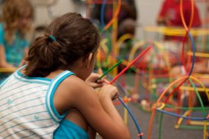 Quando a criança pode exercitar sua escolha, ela desenvolvo sua autoestima e autonomia intelectual