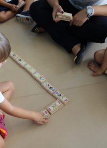 Jogos como Dominó dos Sentimentos auxiliam as crianças a falarem sobre aquilo que sentem