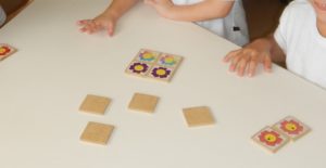 Crianças jogando Memória dos Sentimentos e legitimando-os progressivamente